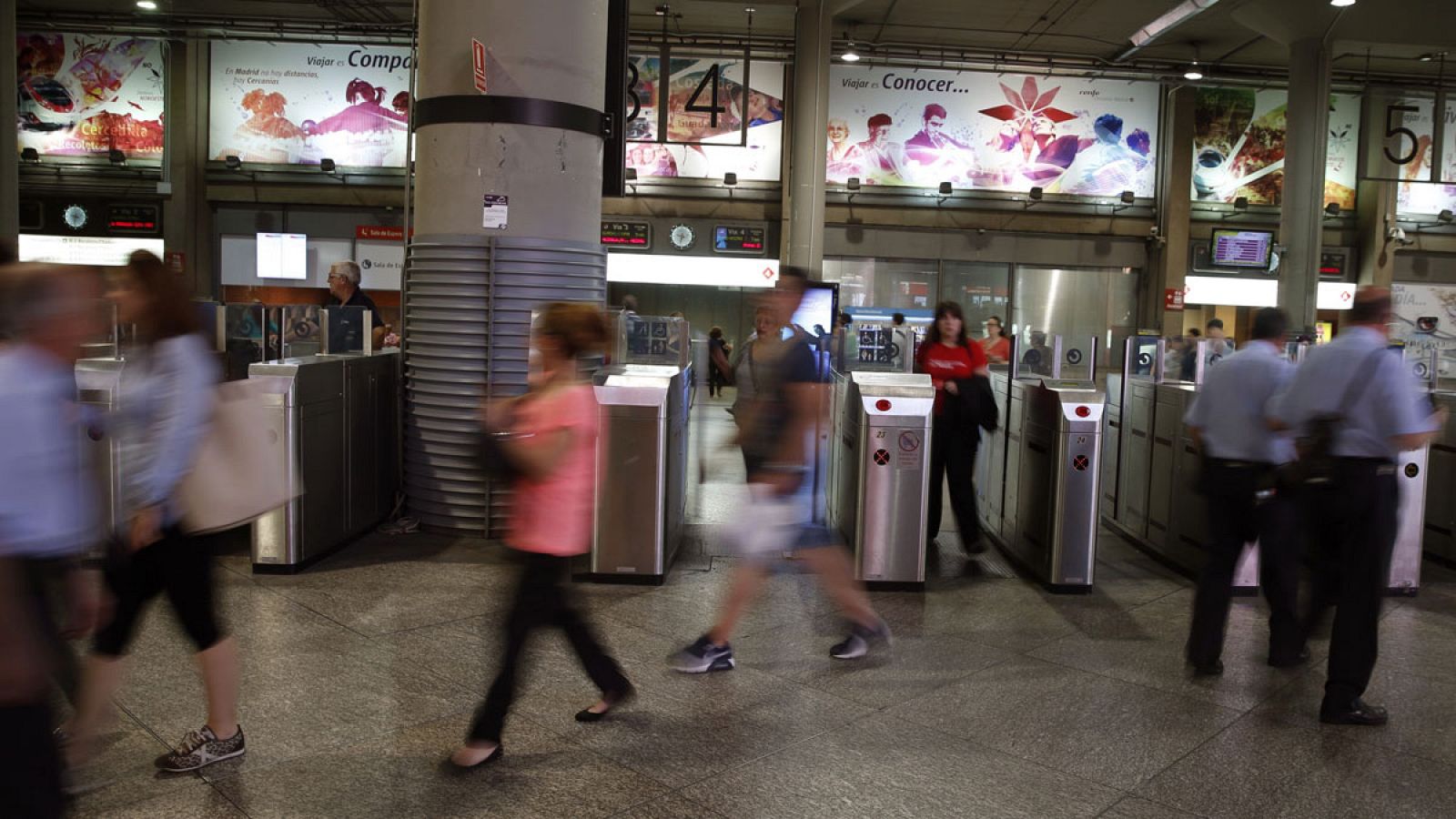 Viajeros en la estación de Cercanías de Atocha en Madrid