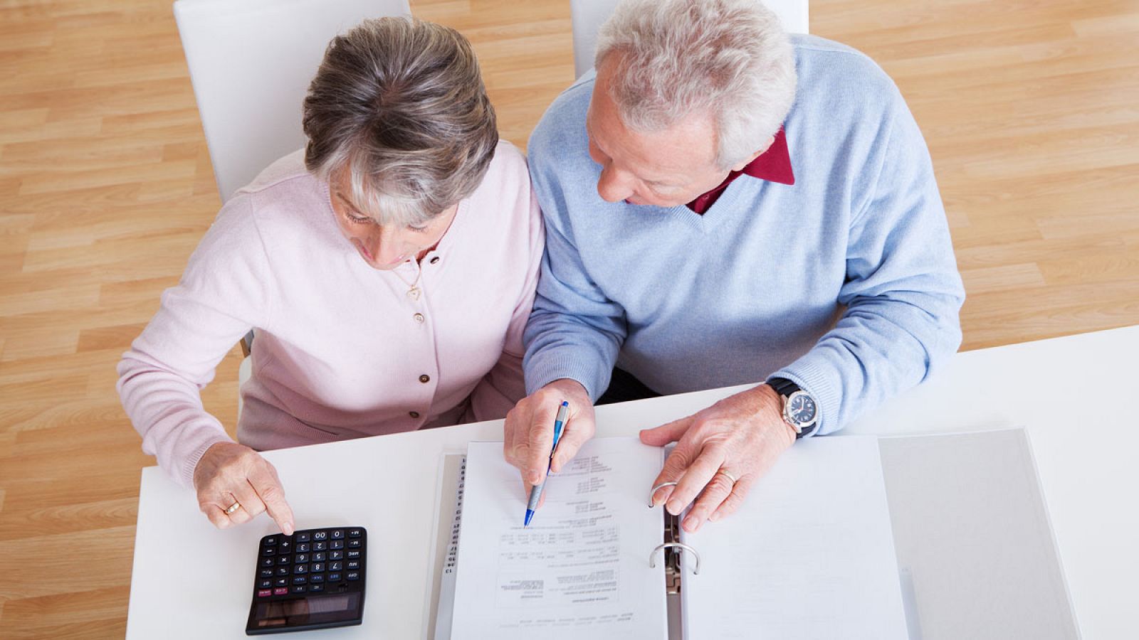 Una pareja de pensionistas revisa sus cuentas