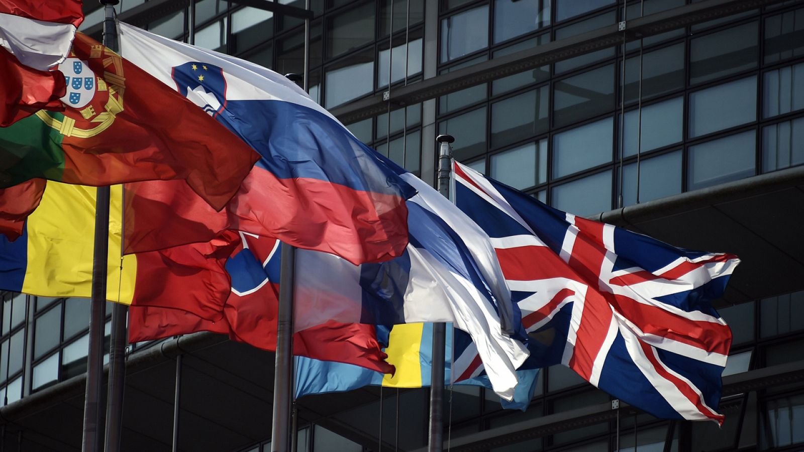 La bandera británica ondea junto al resto de enseñas de la UE frente al Parlamento Europeo