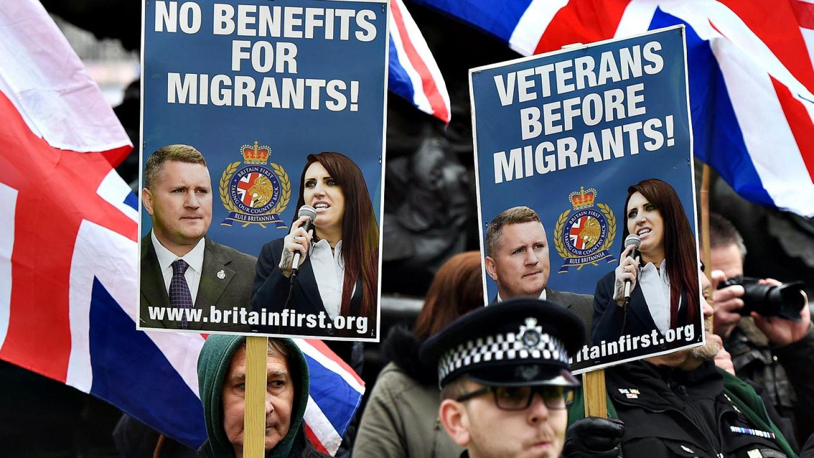 Manifestantes de la plataforma 'Los británicos primero' protestan en Londres contra las ayudas a los inmigrantes