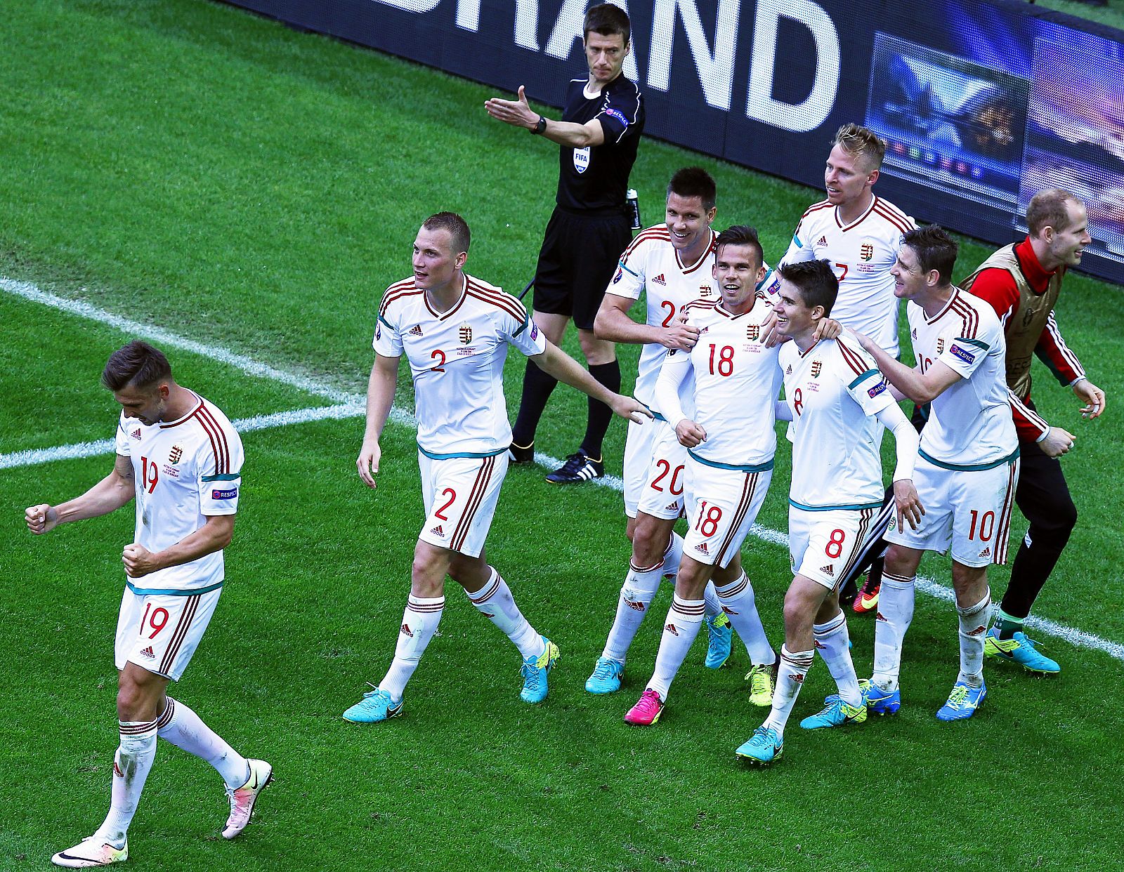 Los húngaron celebran el segundo gol, realizado por Zoltan Stieber.
