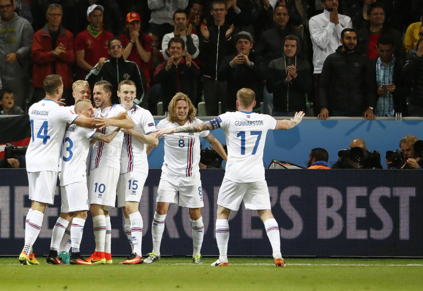 Birkir Bjarnason es felicitado por sus compañeros tras conseguir el gol.