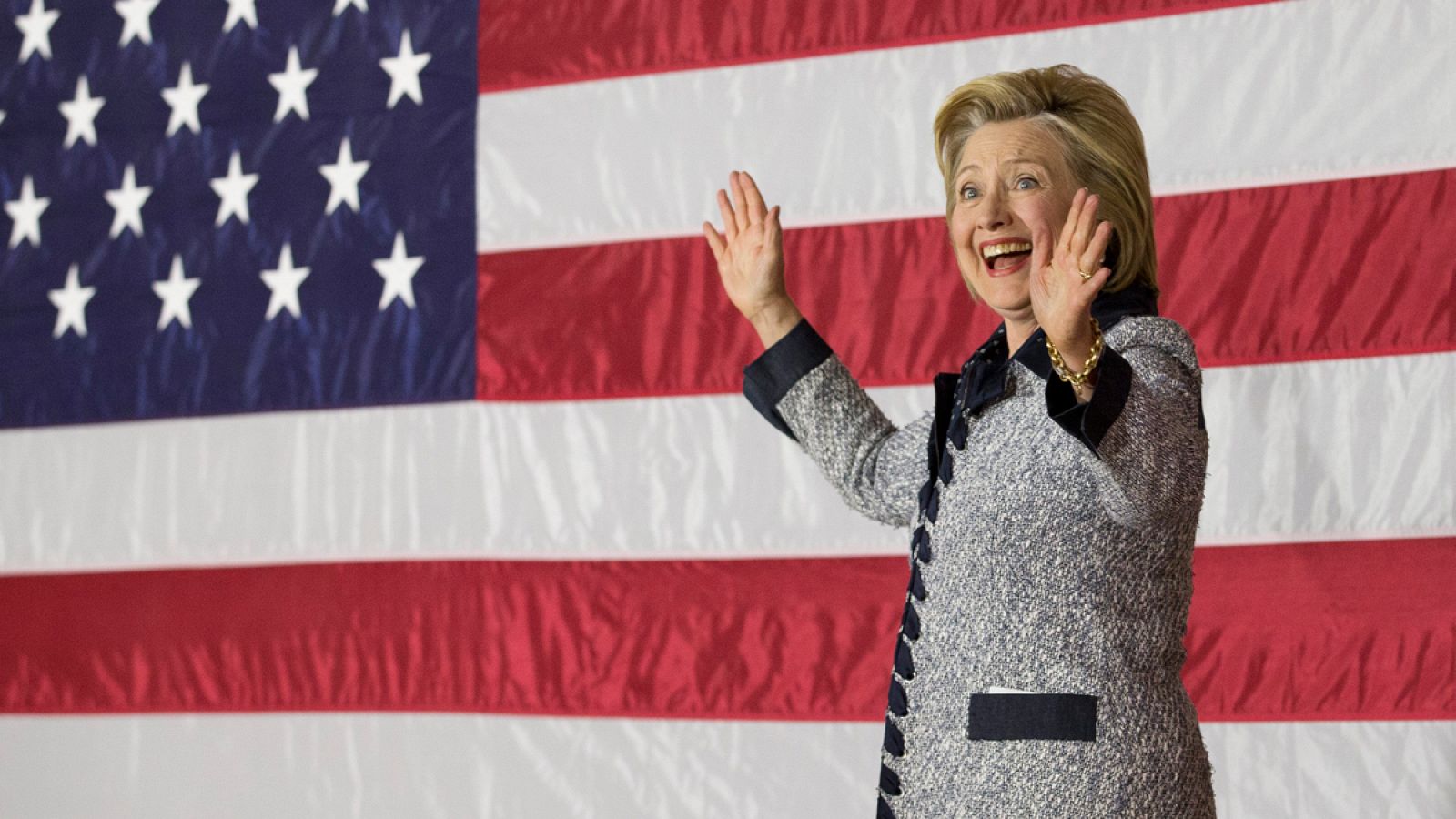 La candidata presidencial demócrata Hillary Clinton saluda a sus seguidores durante un acto electoral celebrado en Pittsburgh, Pennsylvania, este martes 14 de junio.