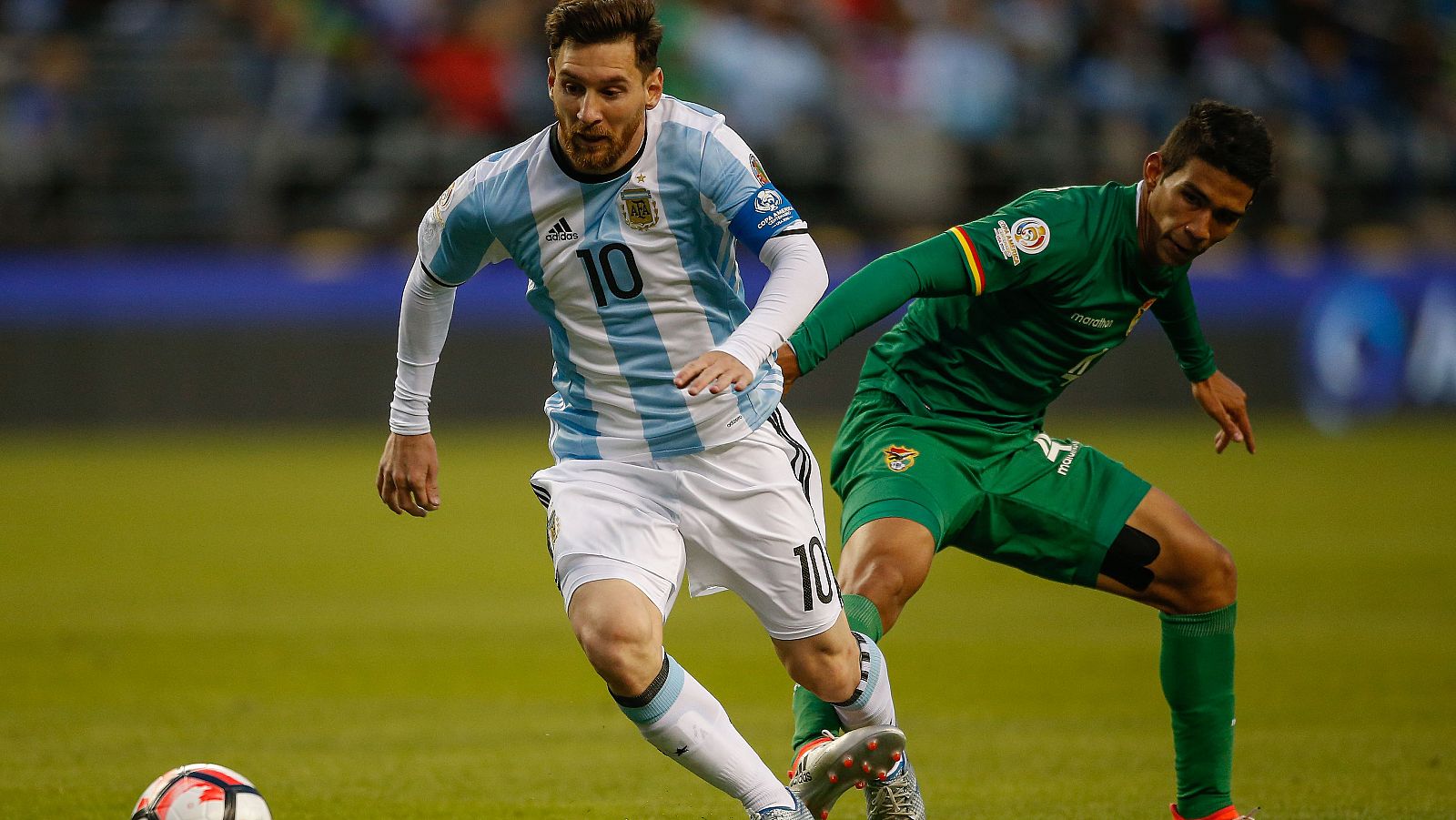 Messi dribla a Bejarano en el partido contra Bolivia.