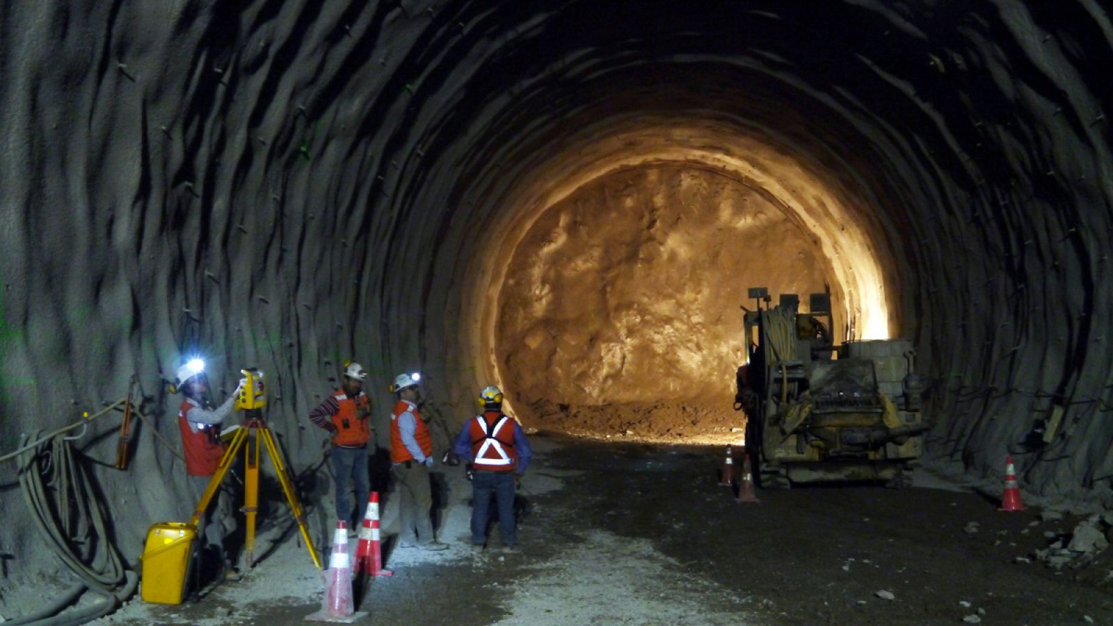 Trabajos de perforación de uno de los túneles en la mina de cobre de Chuquicamata, en Calama (Chile)
