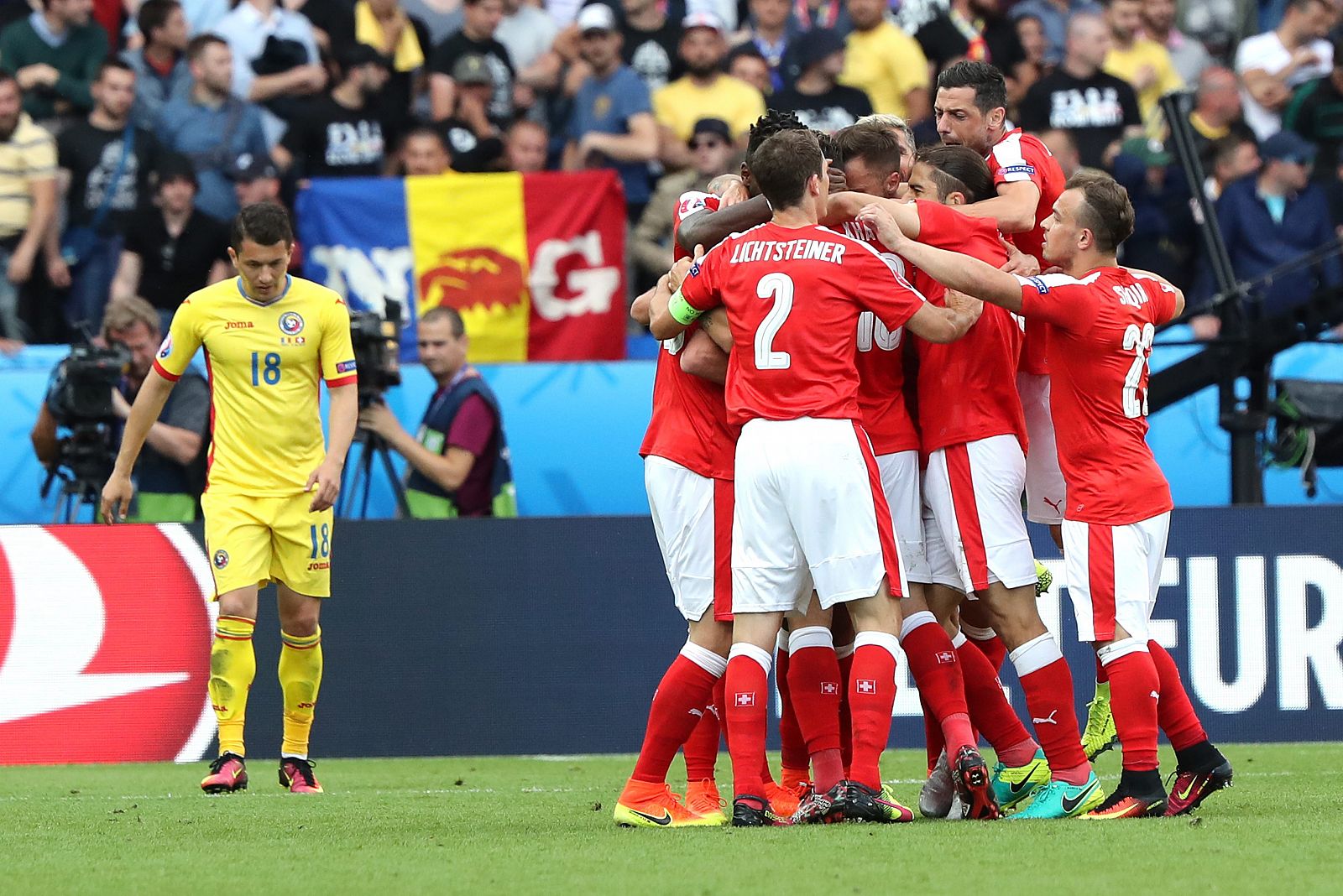 Suiza celebra el 1-1 que ponía las tablas ante Rumanía.