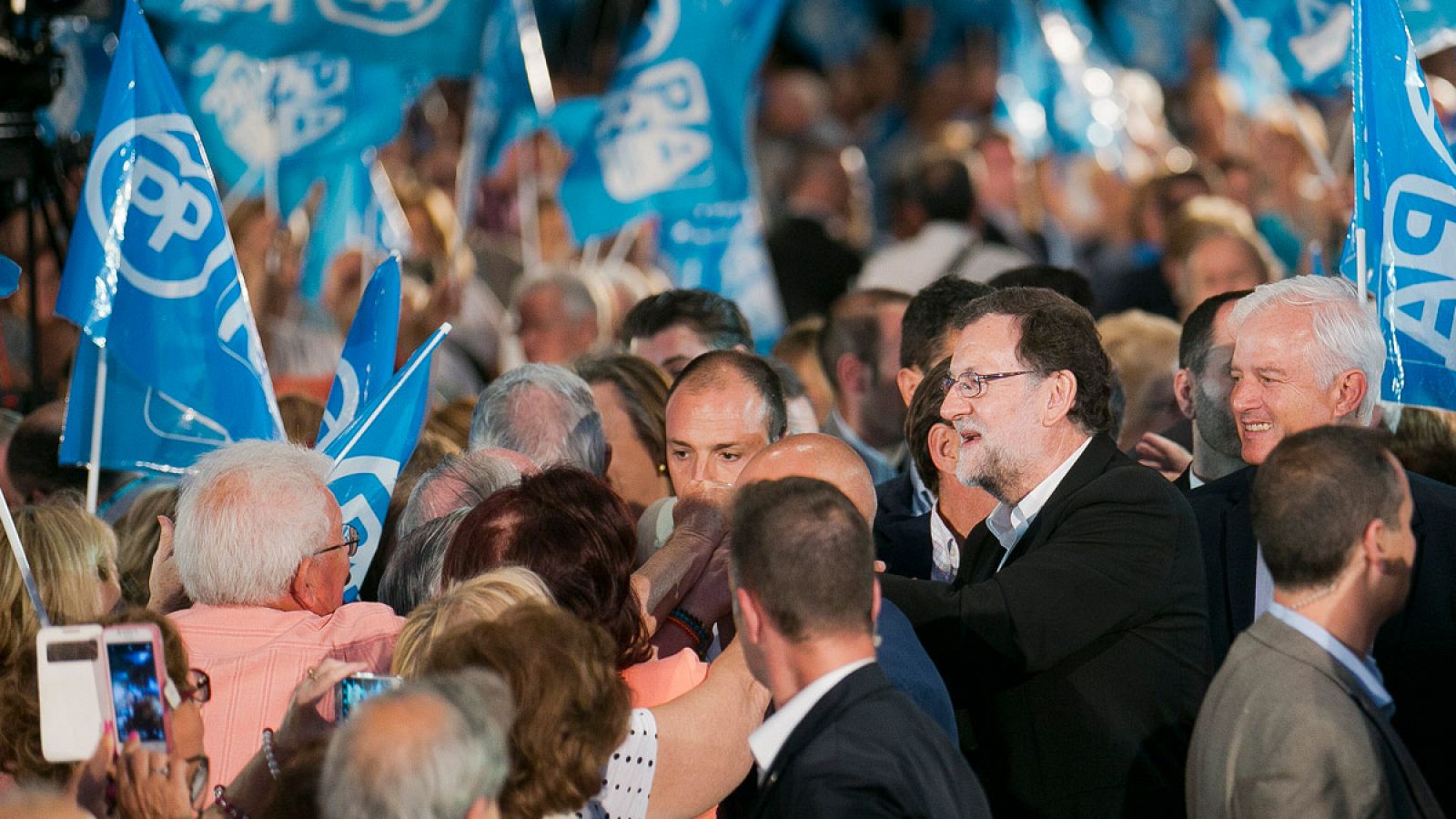 Mariano Rajoy saluda a simpatizantes del PP en un mitin en el auditorio de Zaragoza.