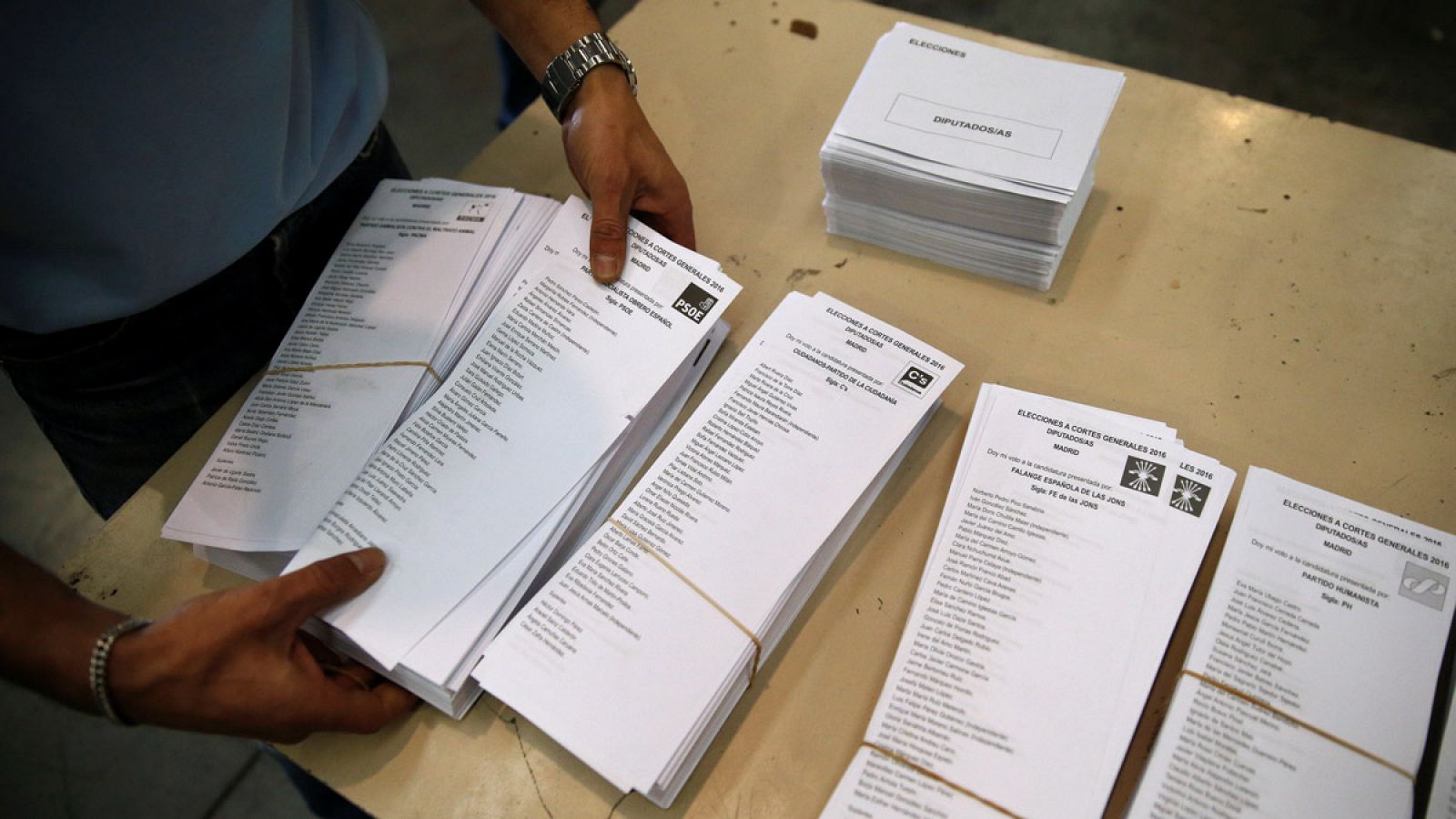 Papeletas de voto para las elecciones generales del 26J