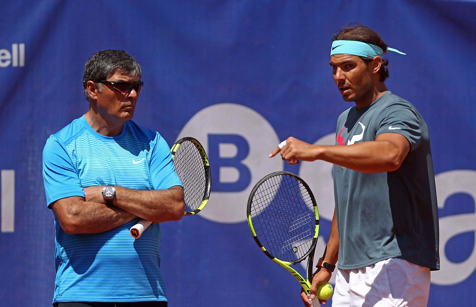 El tenista español Rafael Nadal conversa con su tío y entrenador, Toni Nadal.