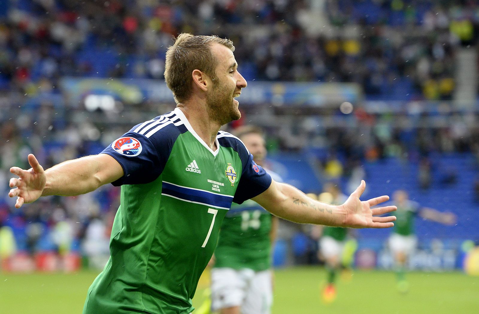 McGinn celebra el segundo gol de Irlanda del Norte