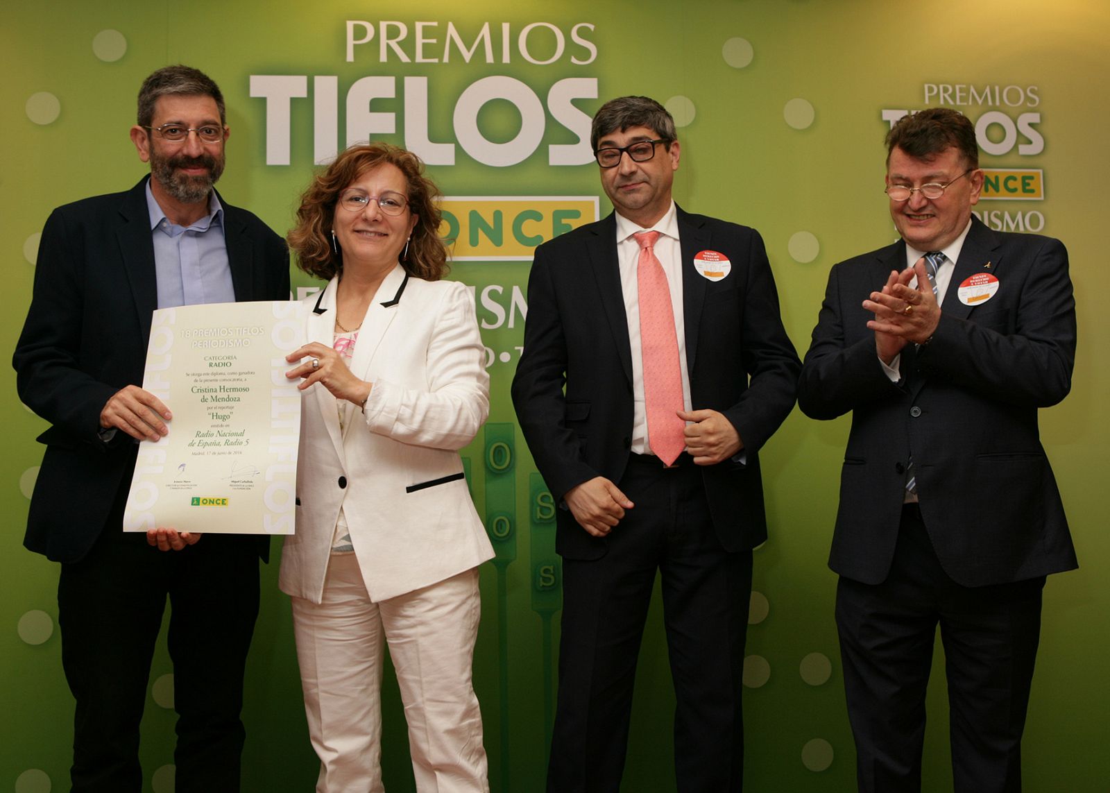 José María Forte (izq.) recogiendo el premio Tiflo de la ONCE
