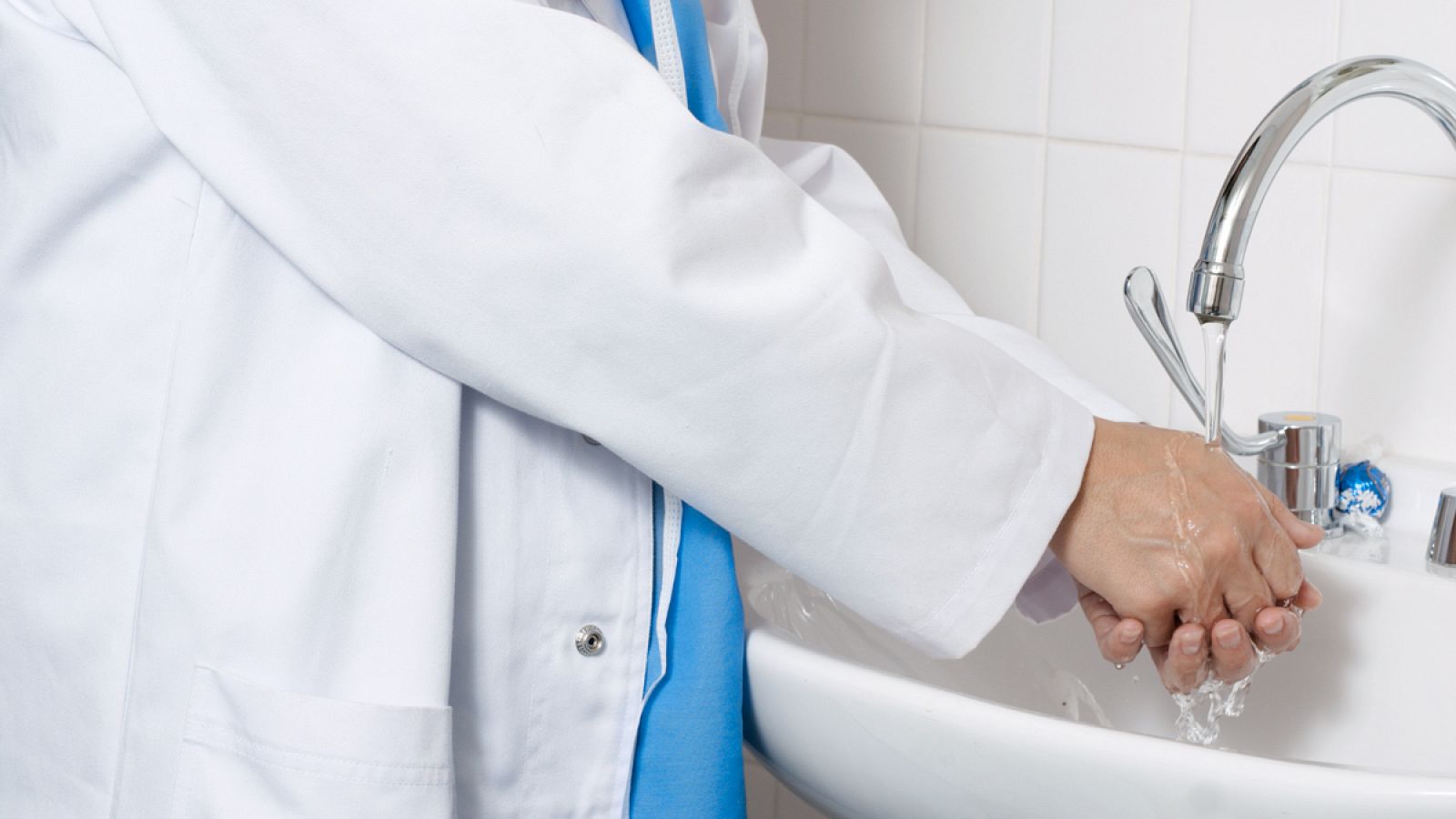 En Reino Unido, el paciente le pregunta al personal sanitario: "¿se ha lavado las manos?".