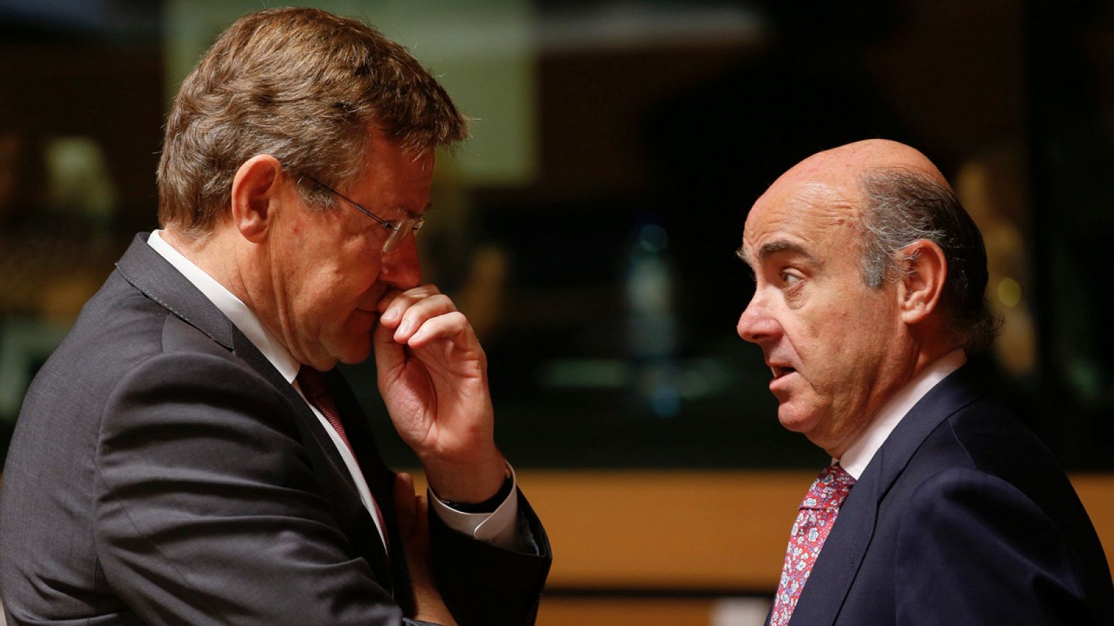 El ministro español de Economía en funciones, Luis de Guindos, conversa con el ministro belga de Finanzas, Johan Van Overtveldt