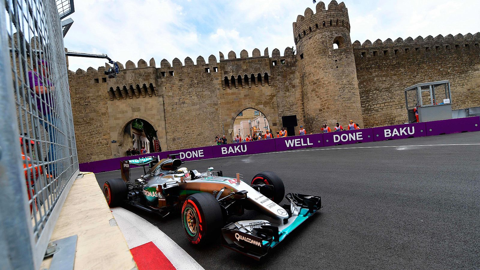 Lewis Hamilton sigue mandando en Bakú
