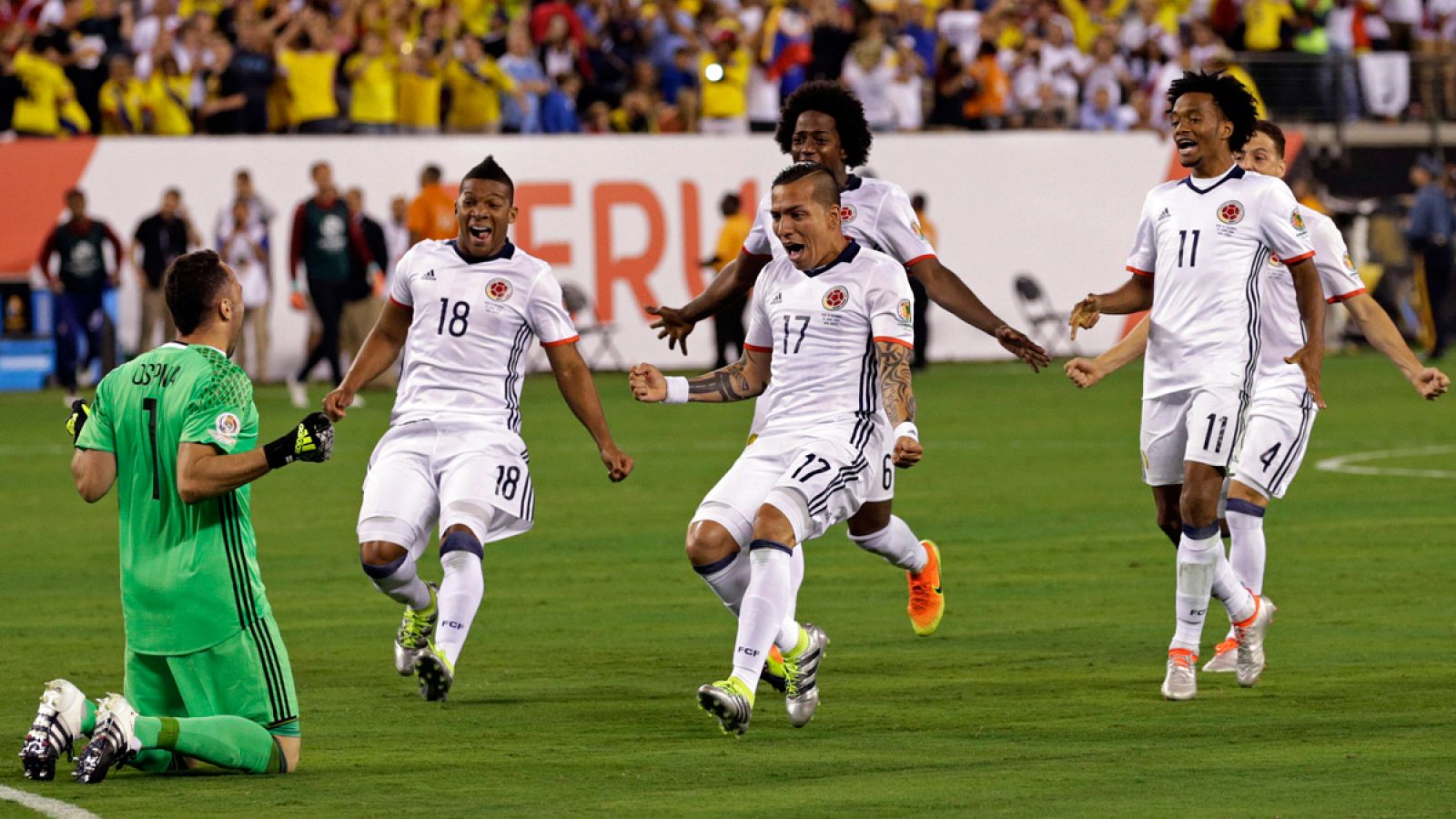El portero David Ospina celebra junto a sus compañeros de la selección de Colombia la victoria contra Perú en los cuartos de la Copa América.