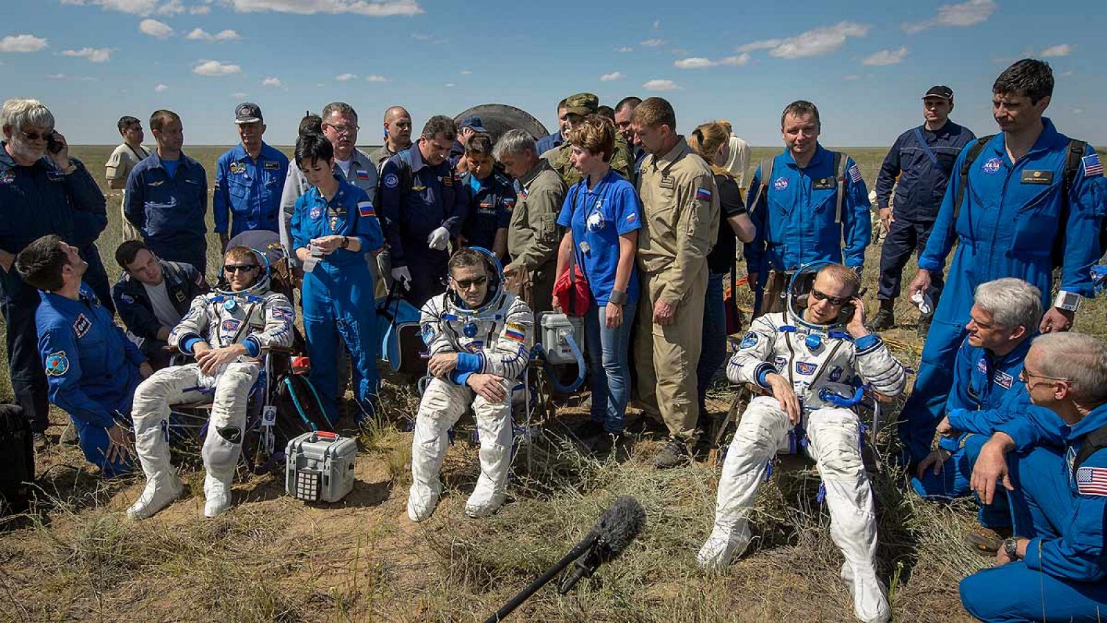Los tres tripulantes de la Soyuz, a su llegada al aeropuerto de Kazajistán
