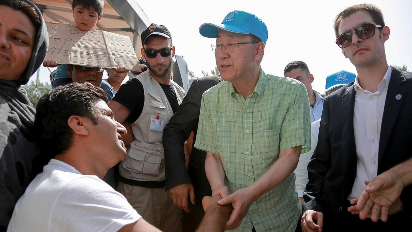 El secretario general de la ONU, Ban Ki-moon, visita a los refugiados de la isla griega de Lesbos
