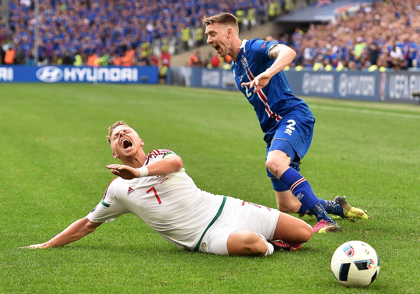 El húngaro Dzsudzsak y el islandés Saevarsson luchan por el balón.