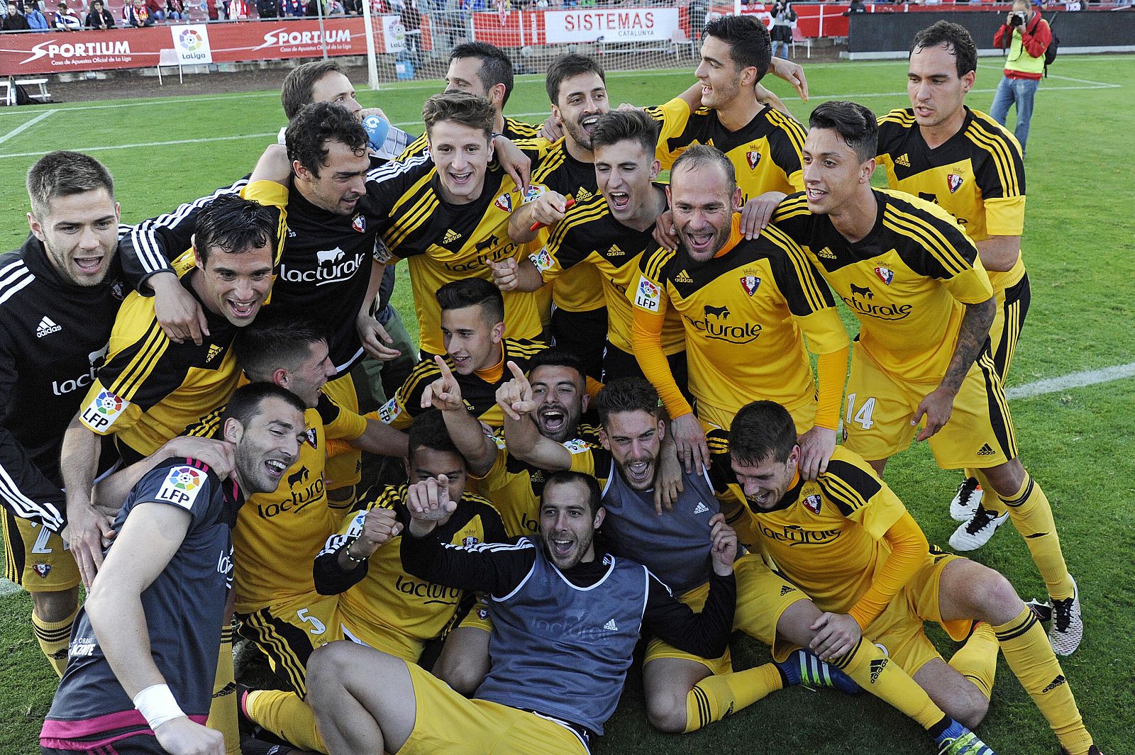 Los jugadores de Osasuna celebran el ascenso a Primera tras ganar en Girona.