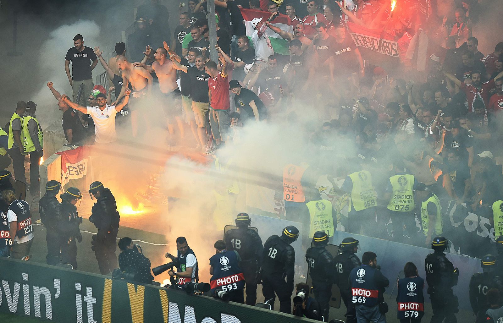 Ultras húngaros con una bengala en el partido ante Islandia.