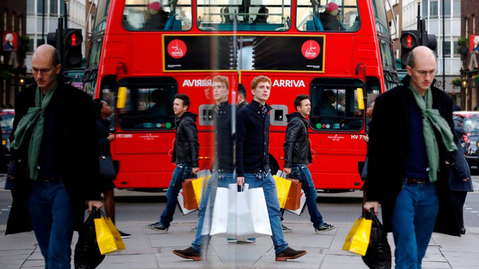 Un autobús circula por las calles de Londres