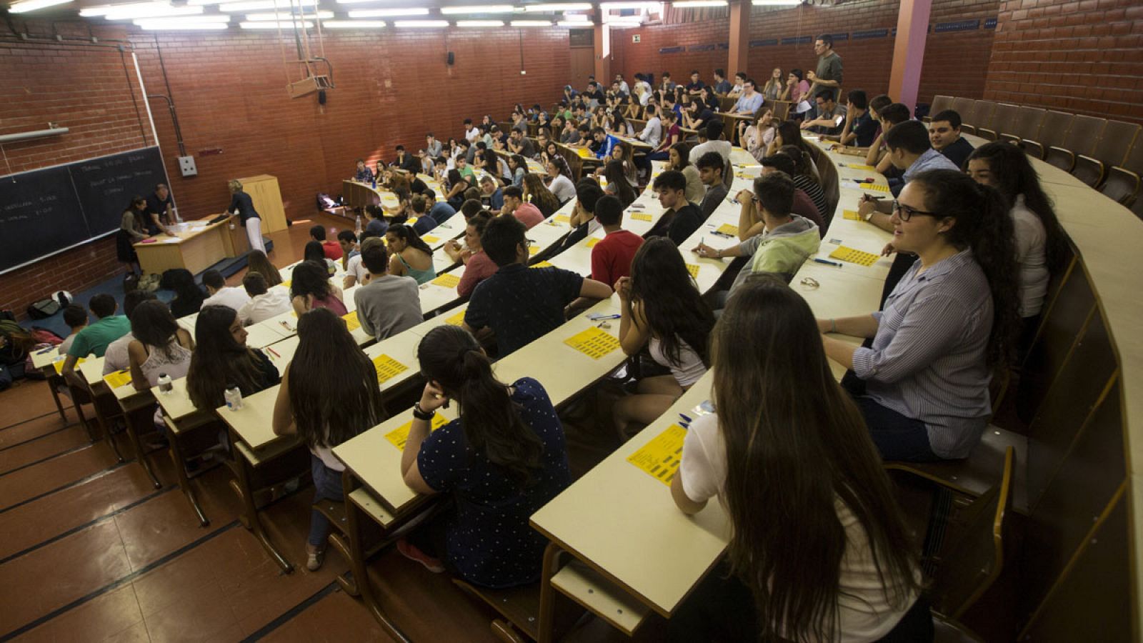 Unos estudiantes atienden a las instrucciones en la Facultad de Biología de la Universidad de Barcelona antes de empezar el examen de las pruebas de acceso a la universidad