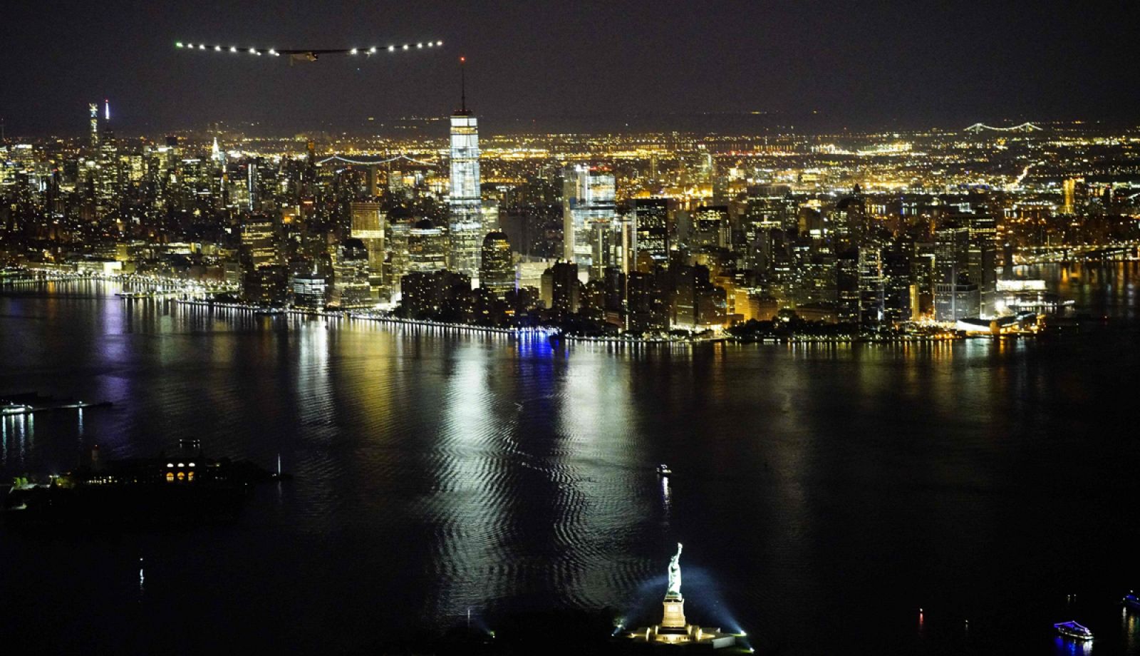 El avión Solar Impulse 2, sobrevolando Nueva York tras despegar del aeropuerto JFK.