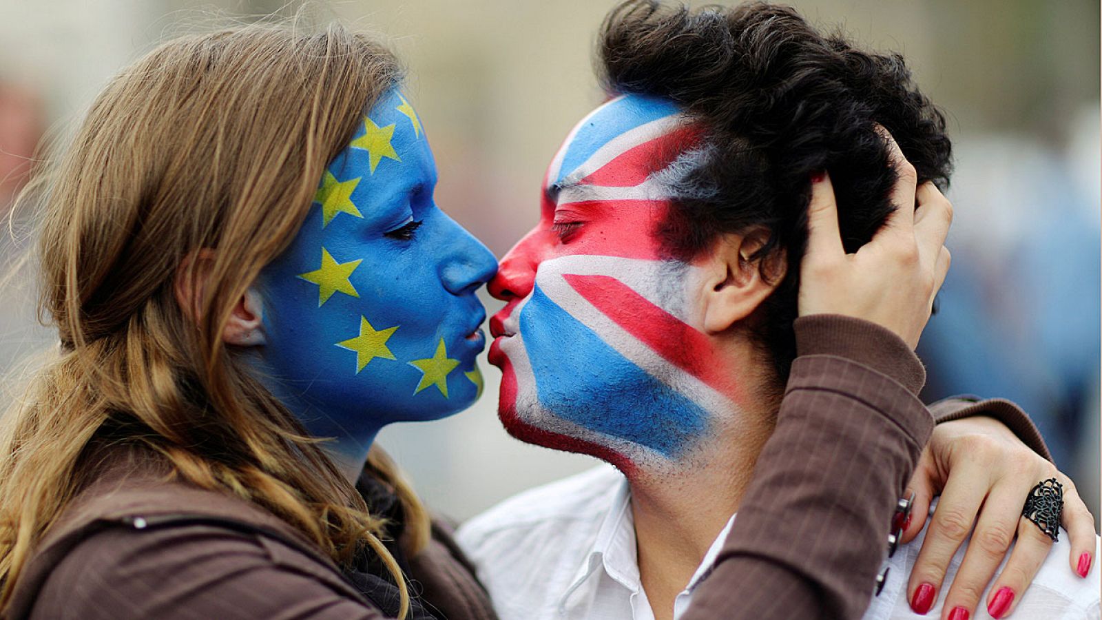 Dos activistas fotografiados en Alemania apoyan con un beso la permanencia de Reino Unido en la UE