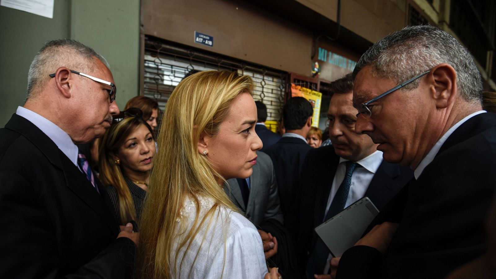 El exministro de Justicia Alberto Ruiz Gallardón (d) junto a la mujer del opositor Leopoldo López, Lilian Tintori (c)
