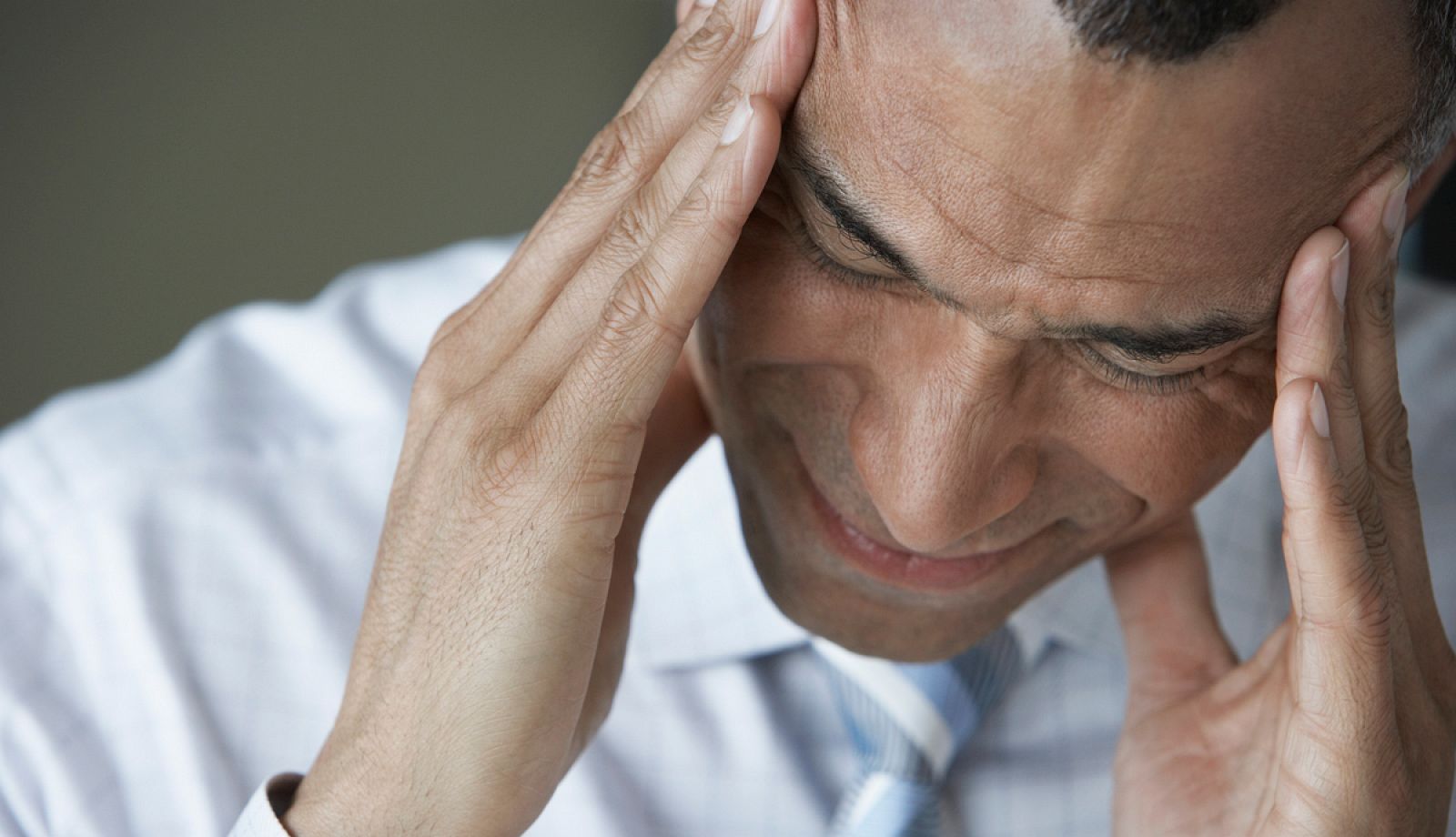 Este trastorno causa cefaleas, náuseas, vómitos e hipersensibilidad a la luz y al ruido.