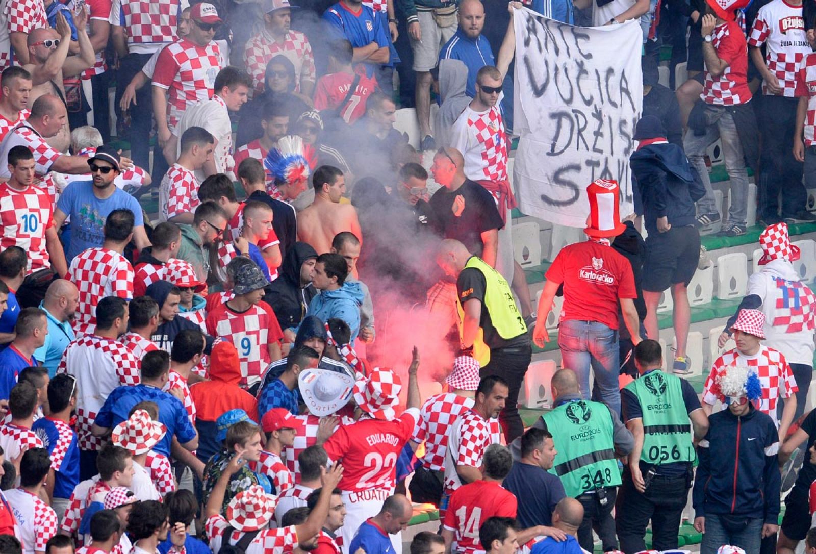 Los aficionados croatas durante el lanzamiento de bengalas ante Chequia.