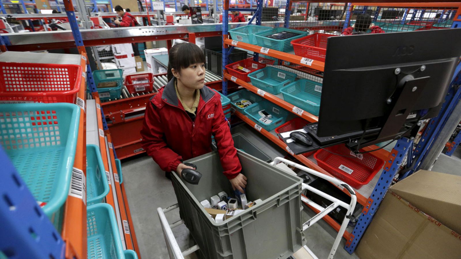 Una empleada en el centro logístico de JD en la ciudad china de Langfang