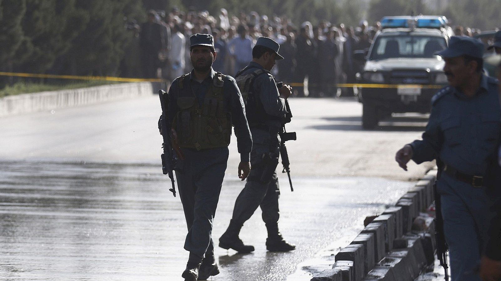 Policías afganos inspeccionan el lugar de un atentado en Kabul, el 20 de junio de 2016. EFE/EPA/JAWAD JALALI