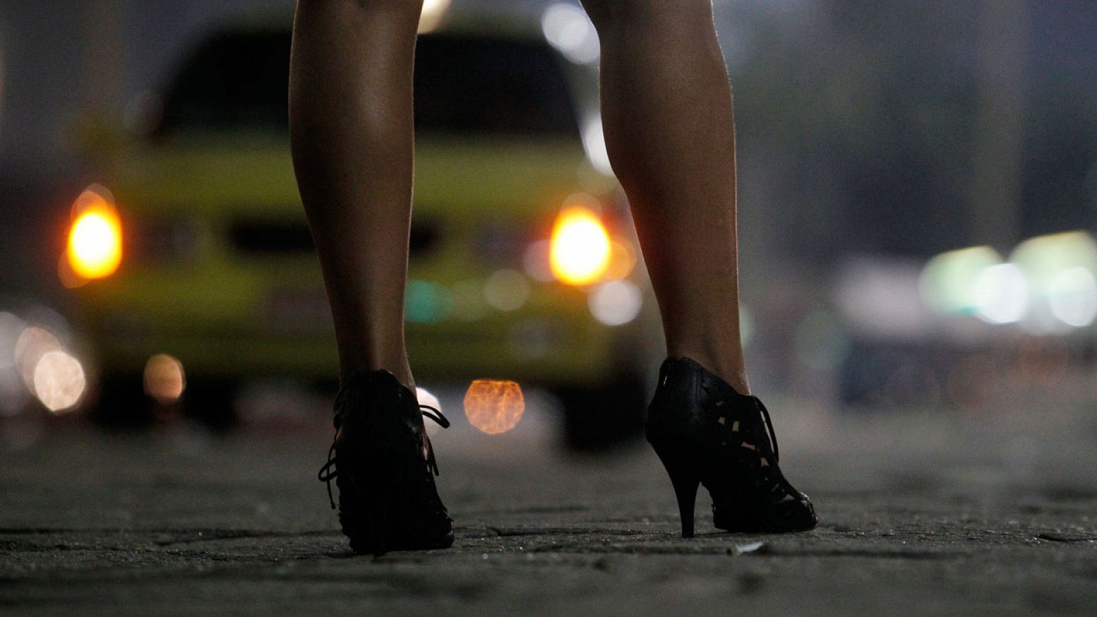Una mujer ejerce la prostitución en la calle