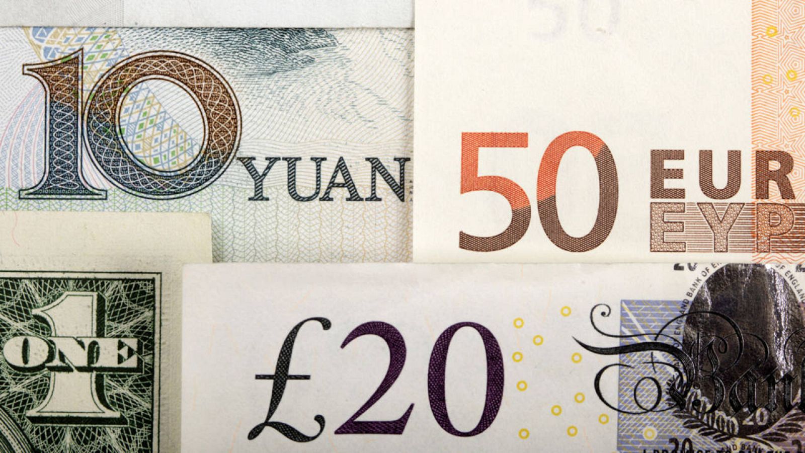 Billetes de libras esterlinas, euros, dólares y yuanes