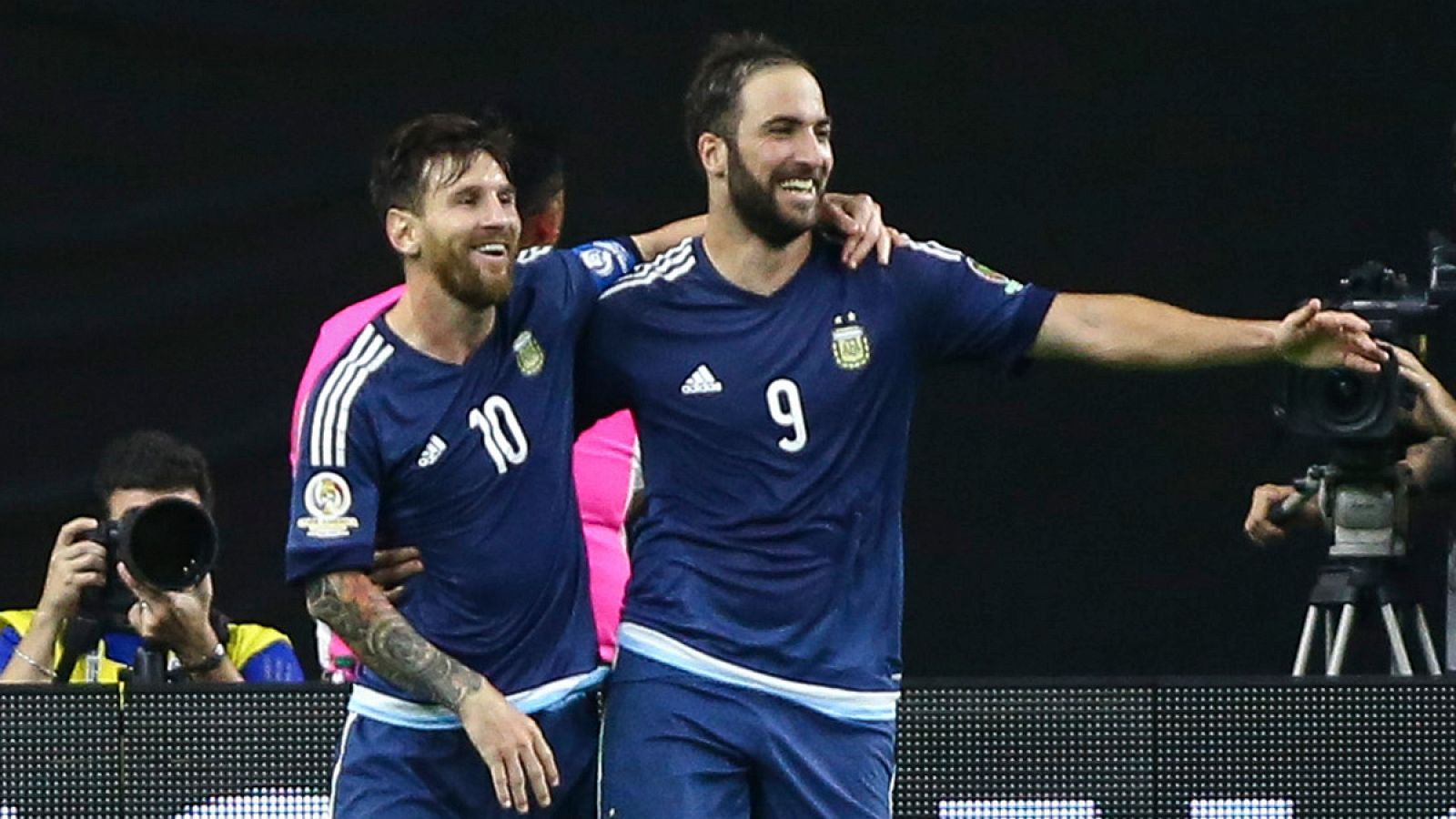 Los jugadores de la selección de Argentina, Lionel Messi y Gonzalo Higuaín, celebran la victoria en semifinales de la Copa América contra Estados Unidos.