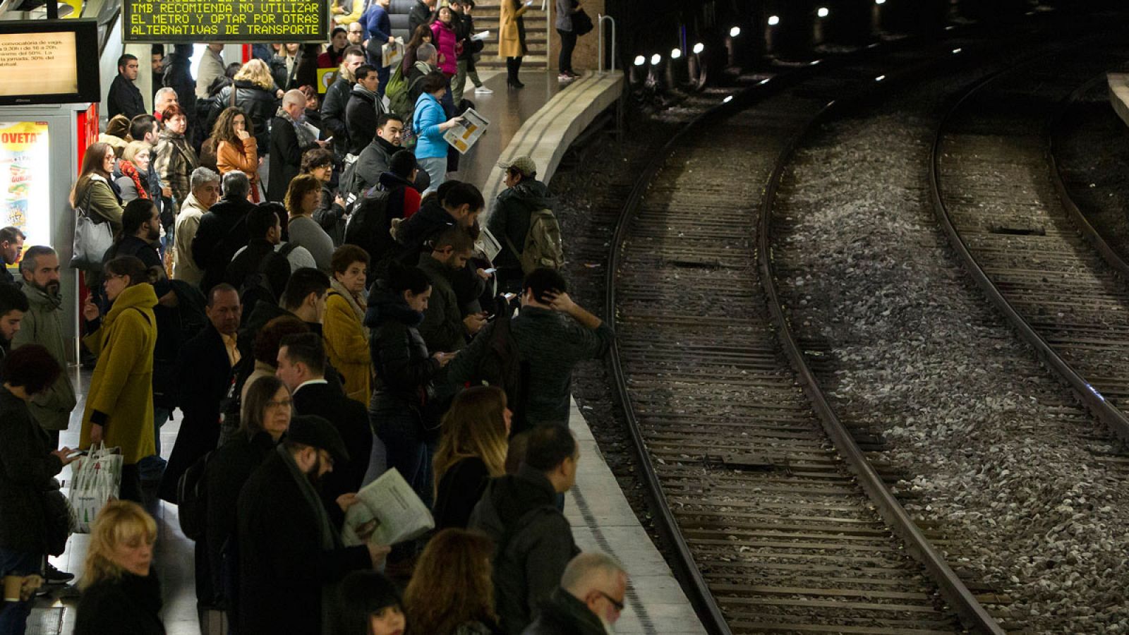 Viajeros del metro de Barcelona en una imagen de archivo