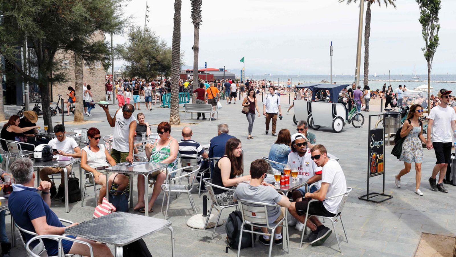Turistas en la playa de la Barceloneta