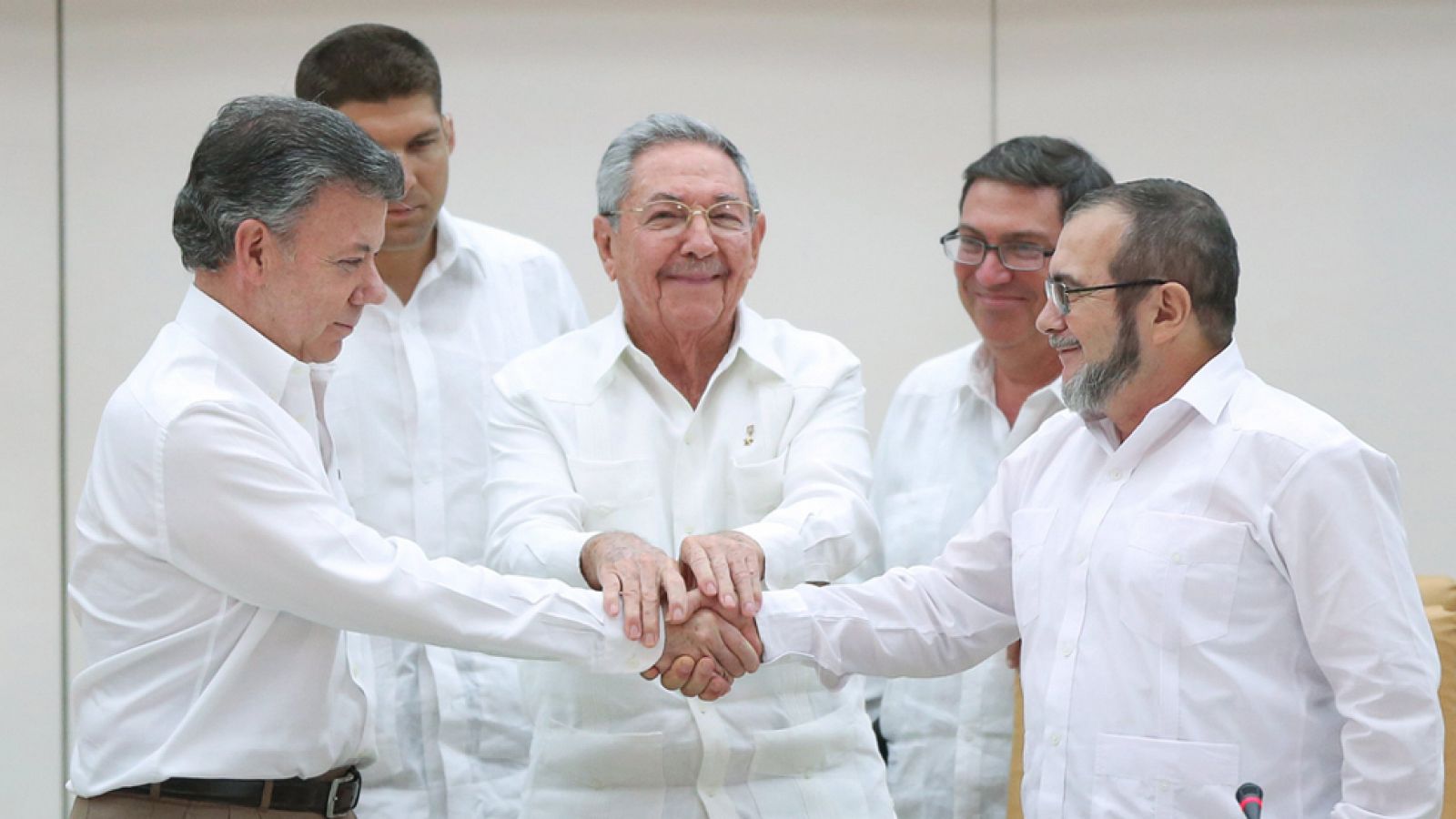 Raúl Castro, Juan Manuel Santos y Timochenko unen sus manos en La Habana durante las negociaciones de paz.
