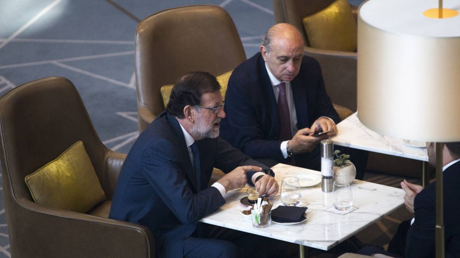 Rajoy y Fernández Díaz, antes de participar en un foro en Barcelona.