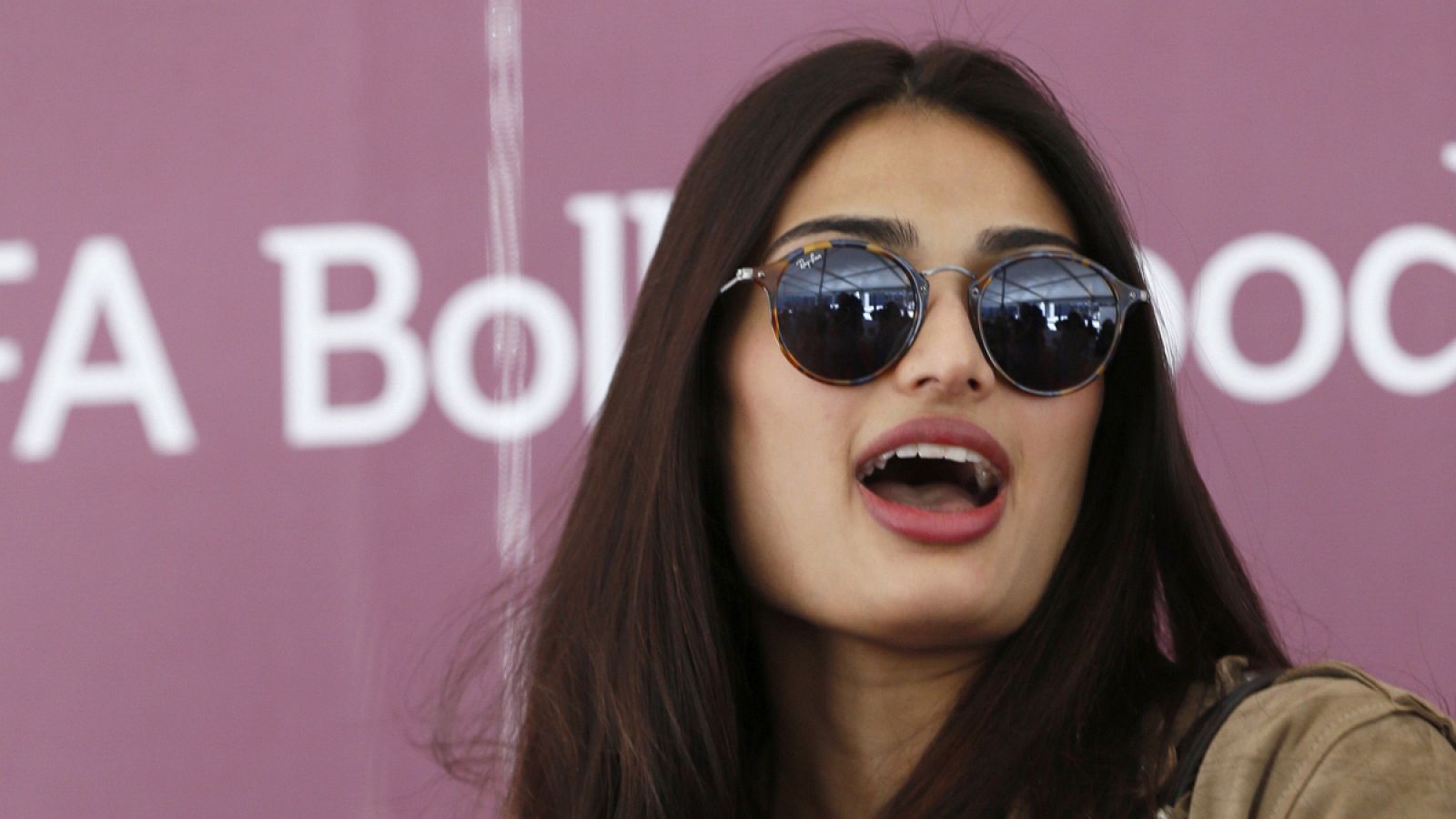 La actriz india Athiya Shetty a su llegada al aeropuerto Adolfo Suárez Madrid-Barajas.