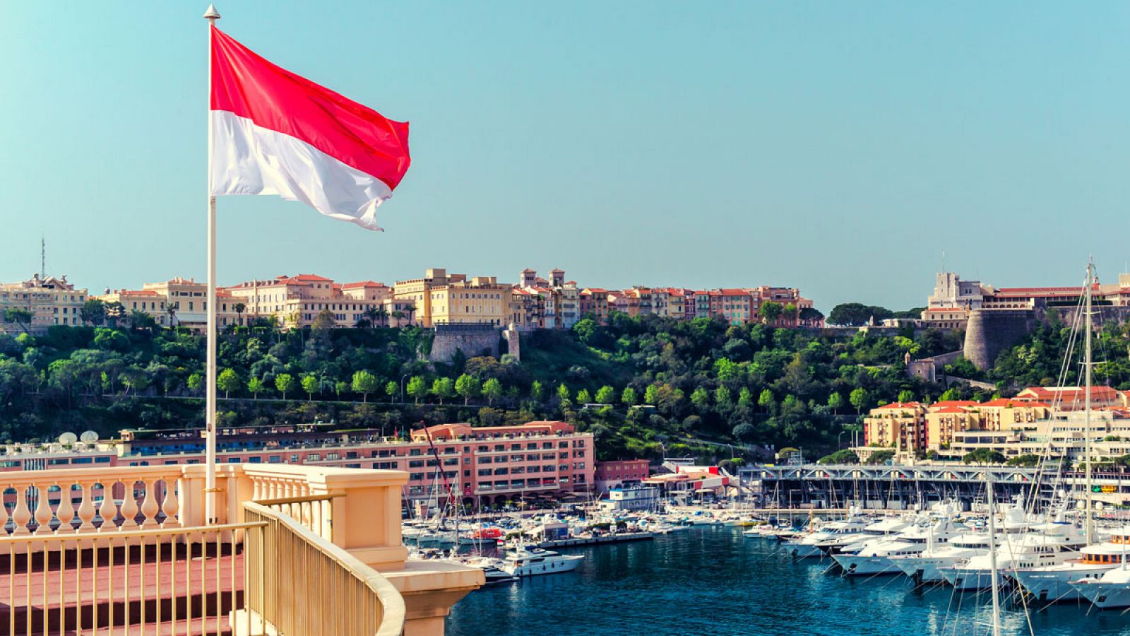 Una bandera de Mónaco ondea sobre el Principado