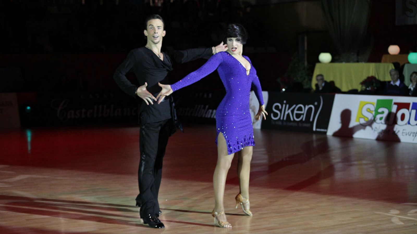 Una pareja realiza su ejercicio de baile latino