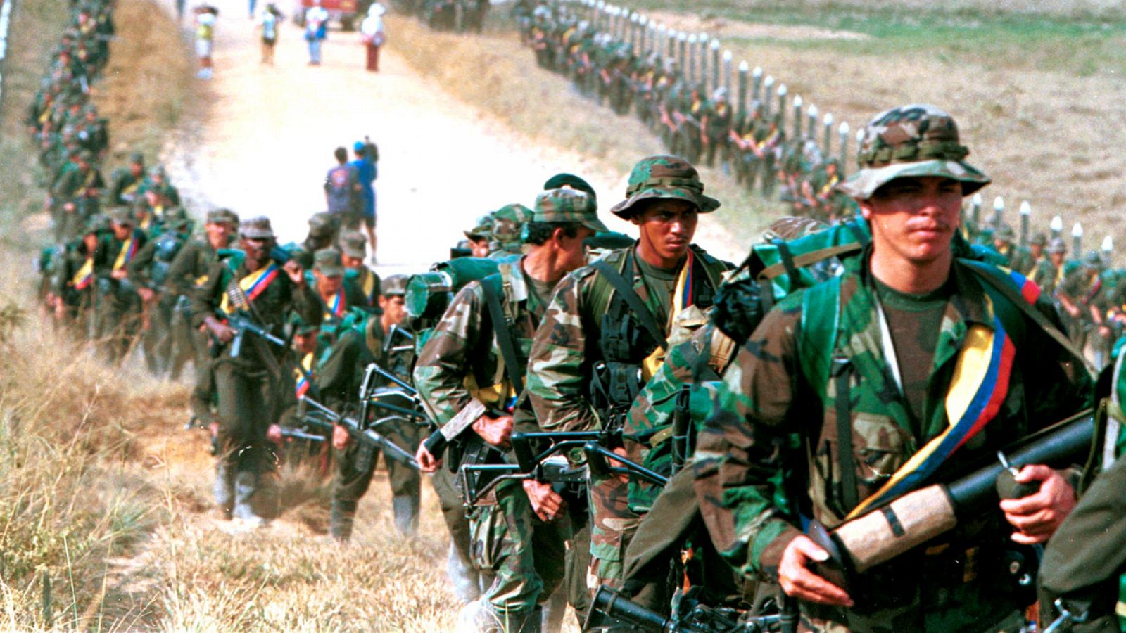 Imagen de archivo de guerrilleros de las FARC patrullando en San Vicente de Caguan, Colombia