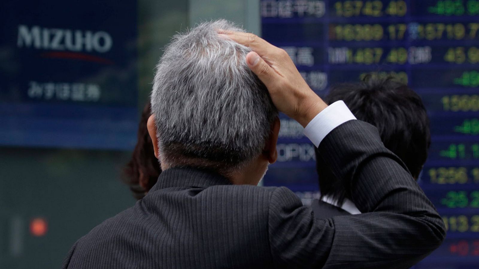 Un hombre observa los tableros informativos del &iacute;ndice del mercado burs&aacute;til japon&eacute;s este viernes, 24 de junio de 2016, en Tokio (Jap&oacute;n).