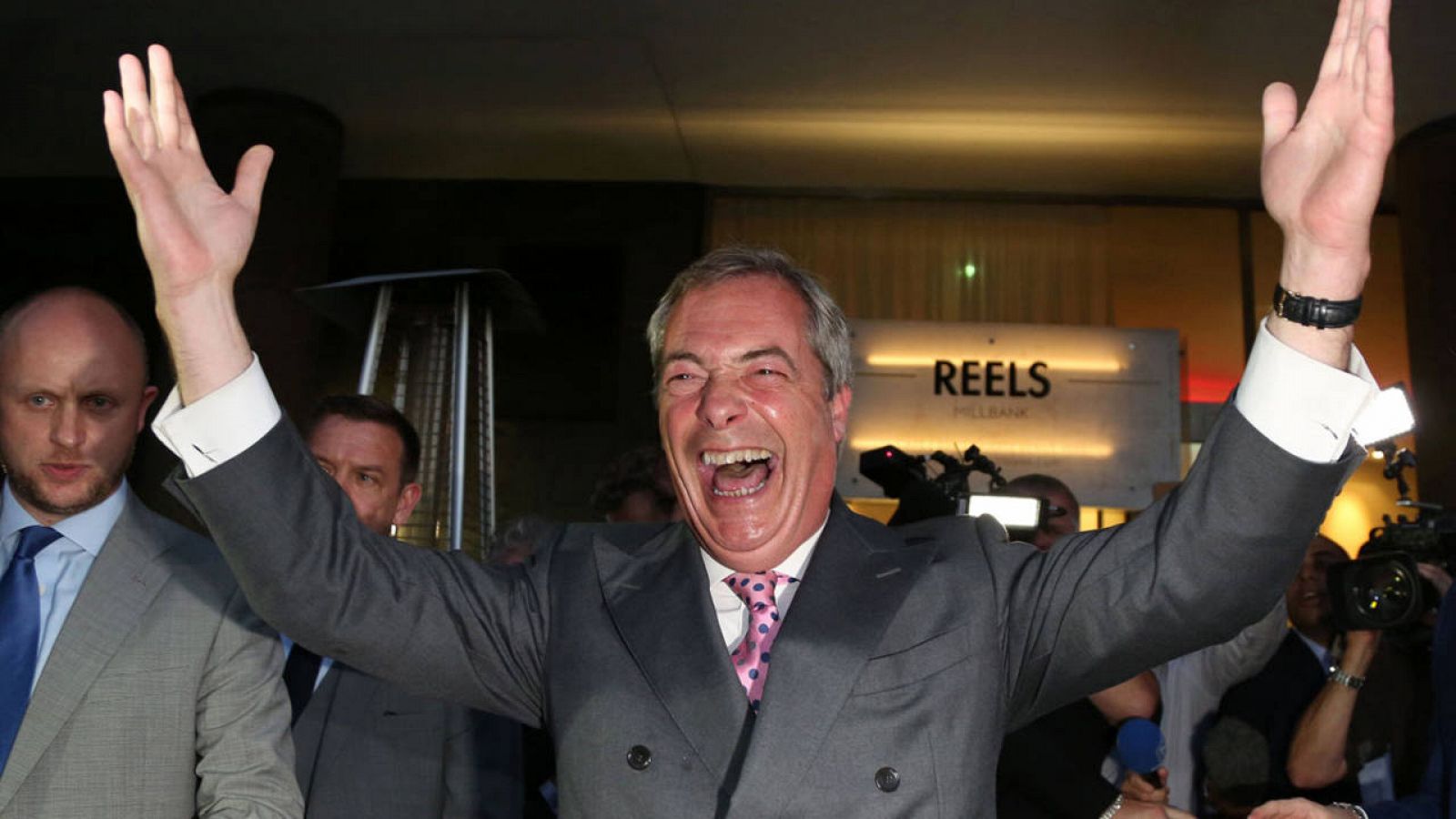 El eurófobo Nigel Farage celebra la victoria del 'Brexit'