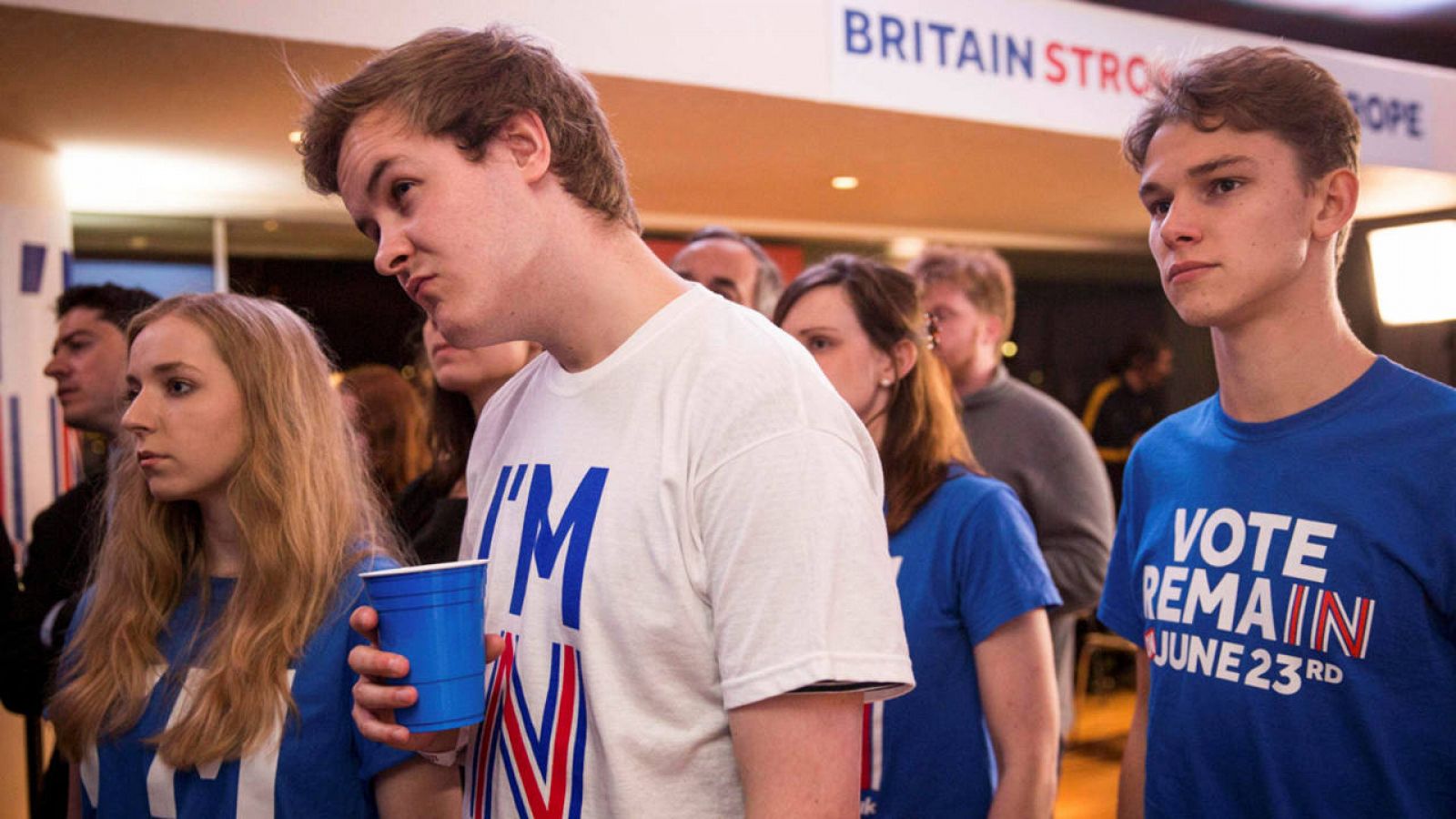 Jóvenes partidarios de permanecer en la UE aguardan los resultados del referéndum en el Royal Festival Hall en Londres