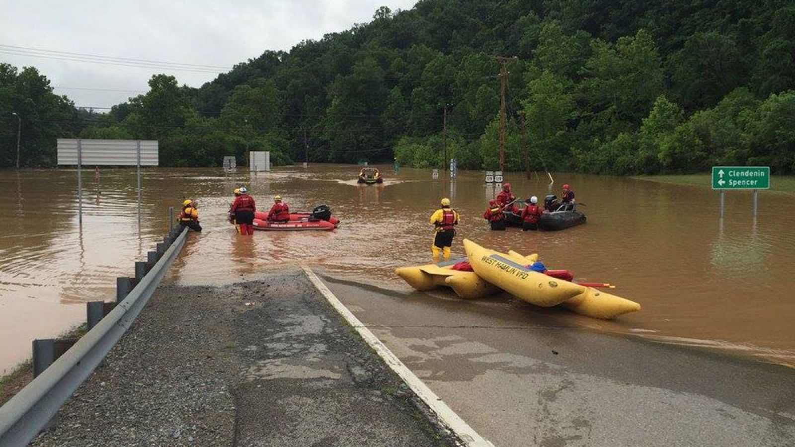 Los equipos de emergencia utilizan lanchas para desplazarse por una carretera inundada por las fuertes lluvias en Virginia Occidental (EE.UU.).