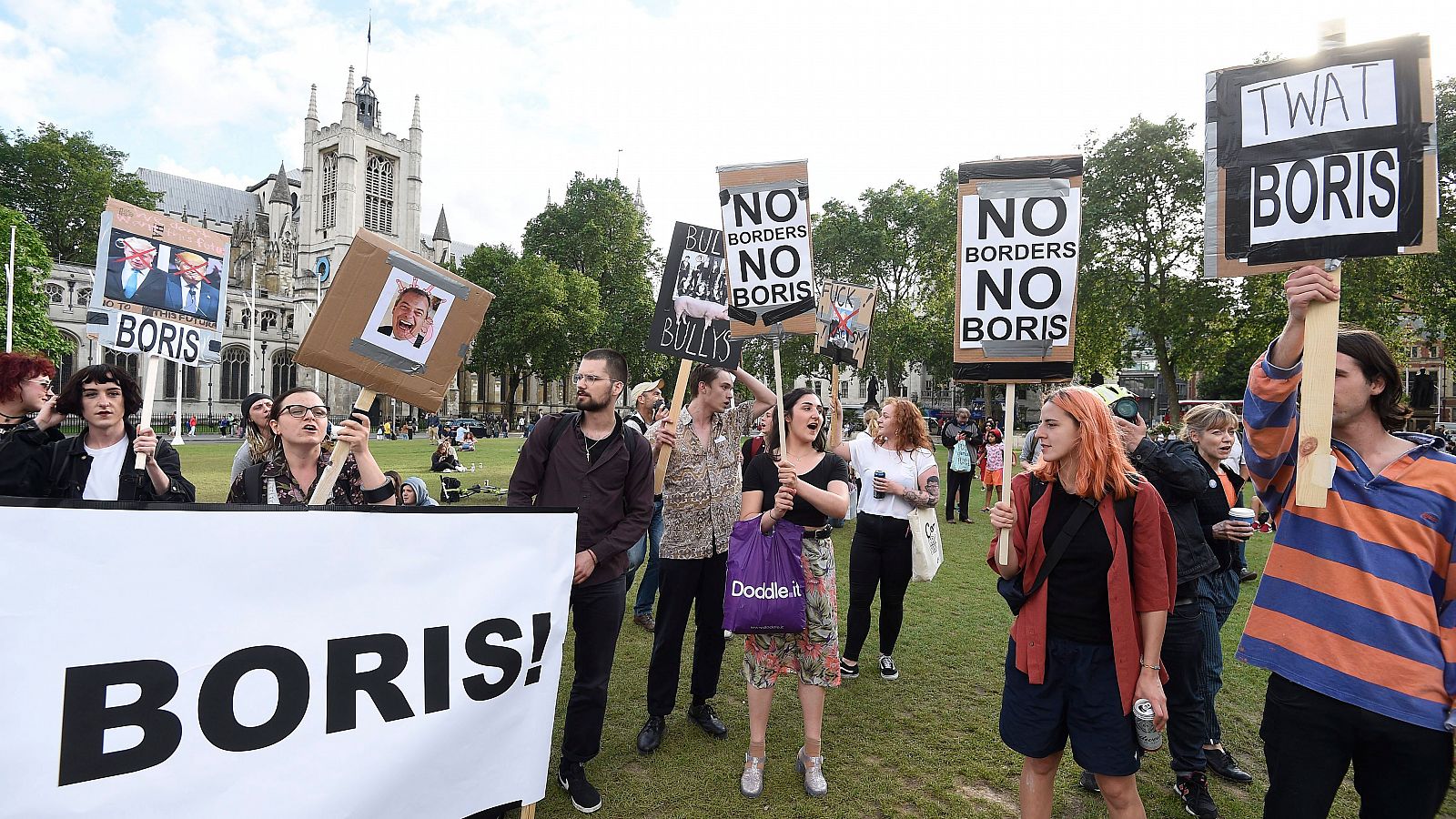 Varios manifestantes que apoyan la permanencia del Reino Unido en la Unión Europea se reúnen delante del Parlamento británico en Londres.