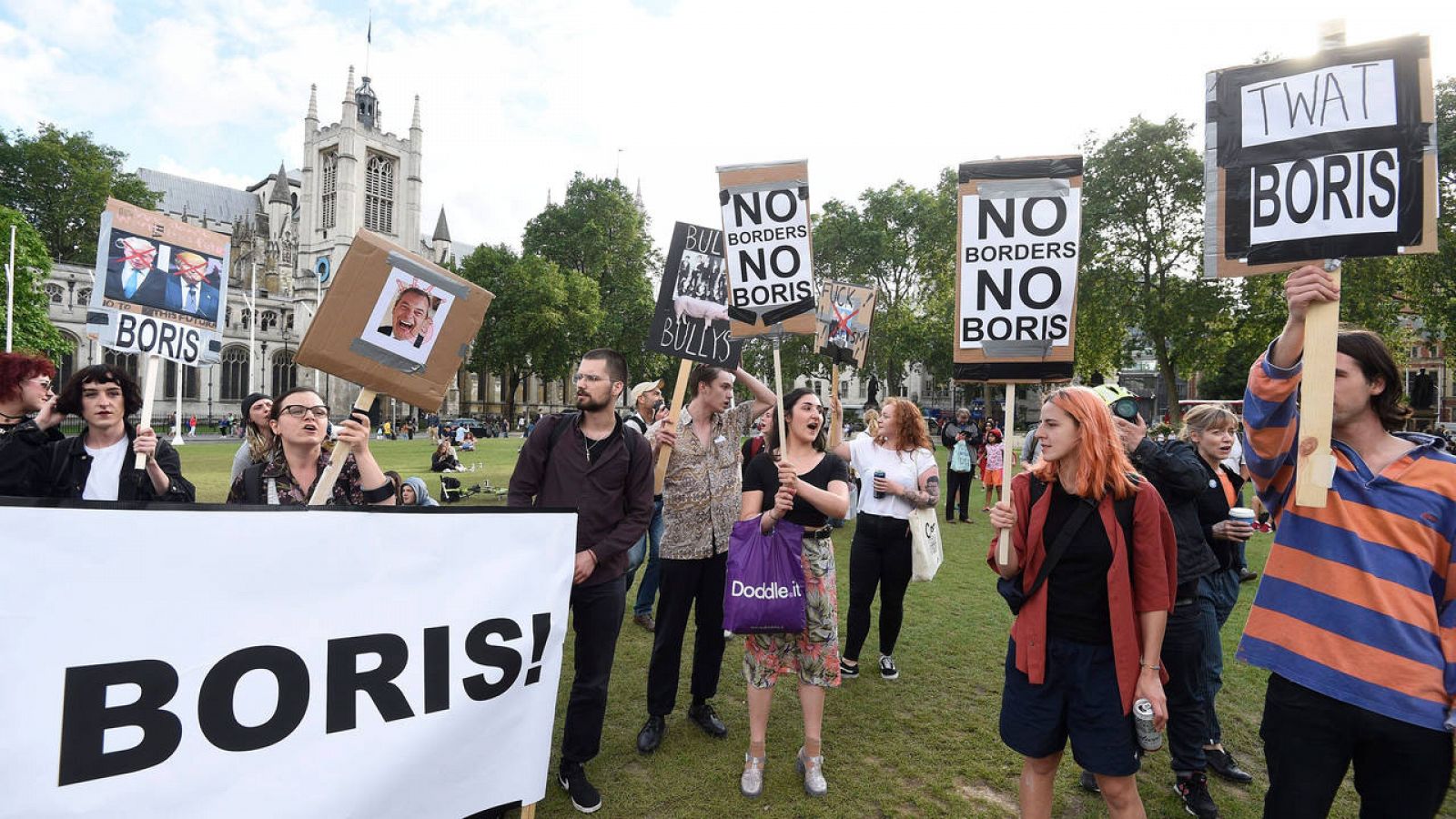  Varios manifestantes que apoyan la permanencia del Reino Unido en la Unión Europea se reúnen delante del Parlamento británico en Londres.